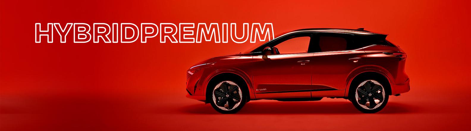 Der Nissan Qashqai e-POWER wird vor einem leuchtend roten Hintergrund mit dem Schriftzug „HYBRID PREMIUM“ präsentiert.